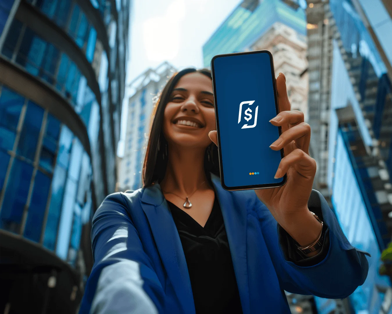 Empreendedora sorrindo segurando o celular com o app RecargaPay