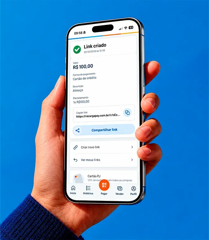 Mão segurando um celular com a tela inicial do app RecargaPay, em fundo azul