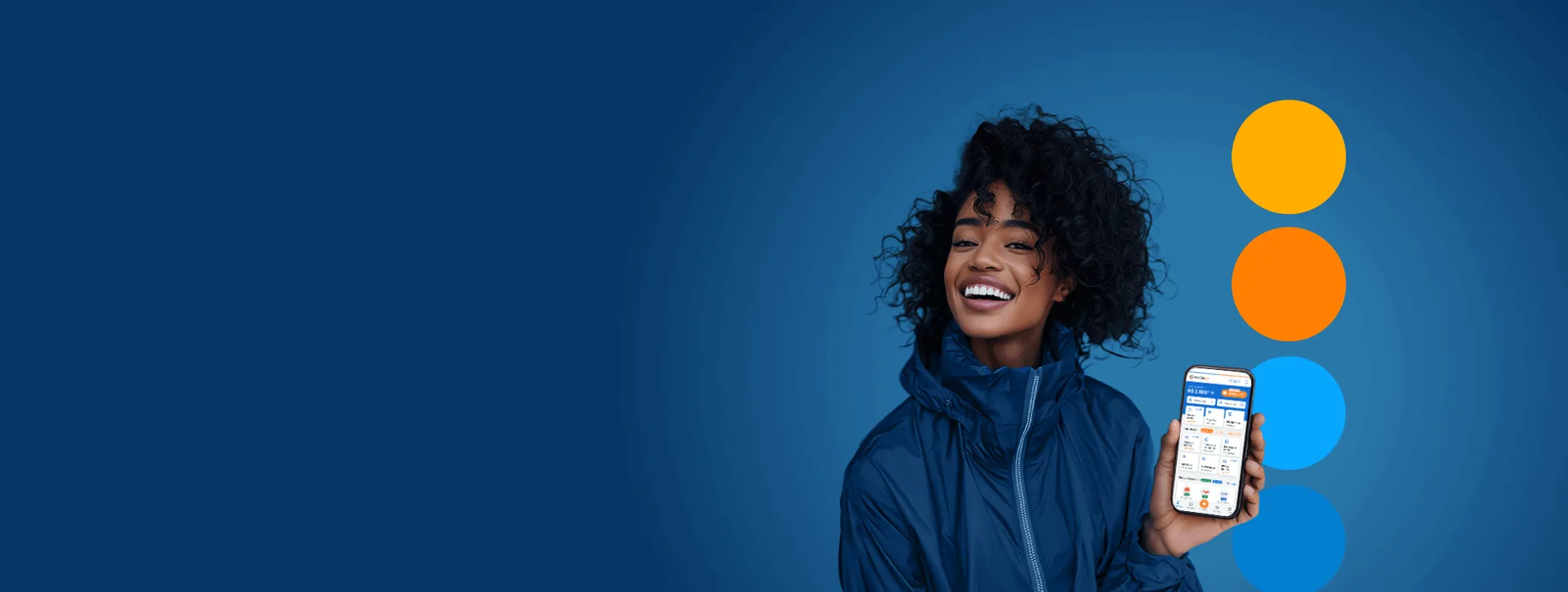 Mulher sorridente segurando um celular, em fundo azul-escuro com círculos coloridos