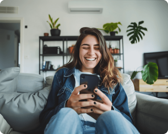 Pessoa comparando taxas de juros de empréstimo pelo celular