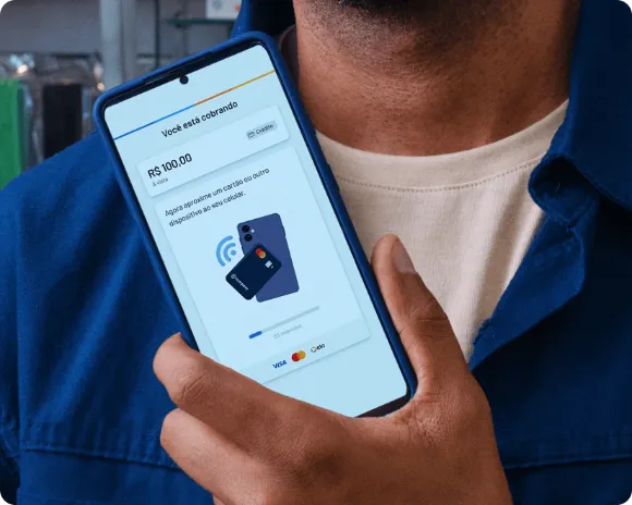 pessoa aceitando cartão pelo celular com Tap to Pay