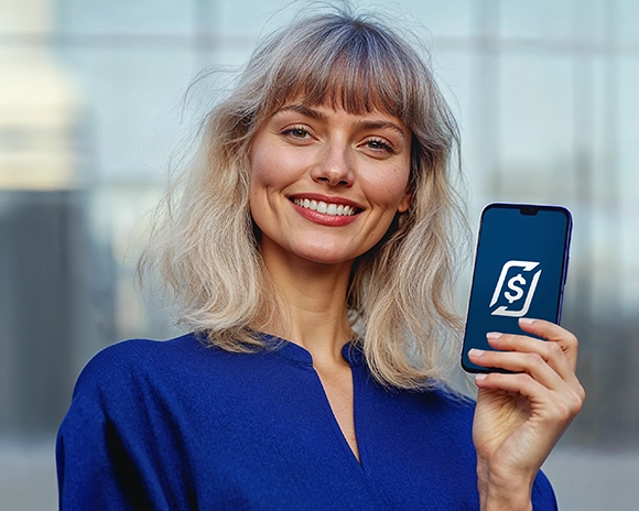 Mulher usando app RecargaPay para investir em CDB