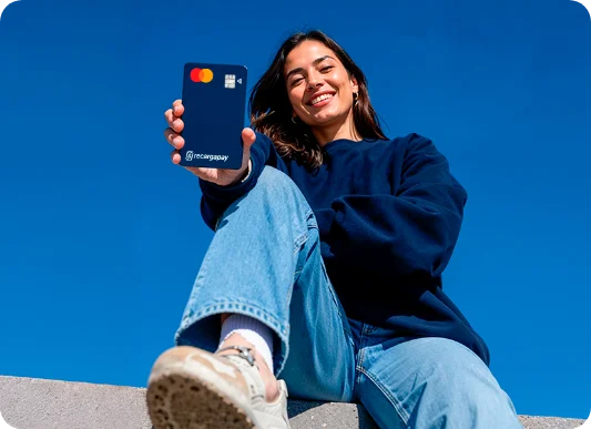 Mulher sorrindo ao usar o cartão de crédito com cashback do RecargaPay