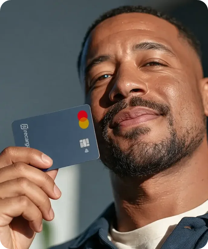 Homem sorrindo segurando o Cartão Platinum RecargaPay
