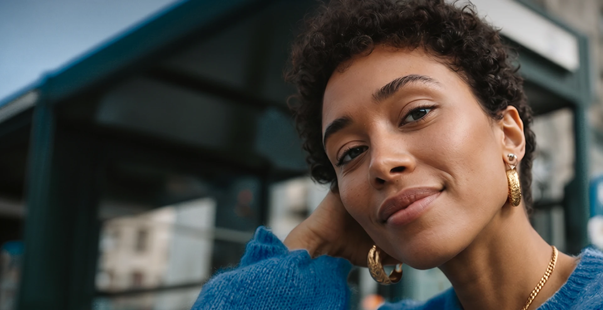 Mulher sorrindo com a mão atrás do pescoço, representando o Pix parcelado no cartão de crédito do RecargaPay