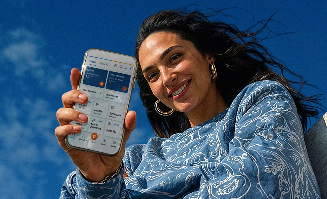 Mulher exibindo o app RecargaPay no celular.