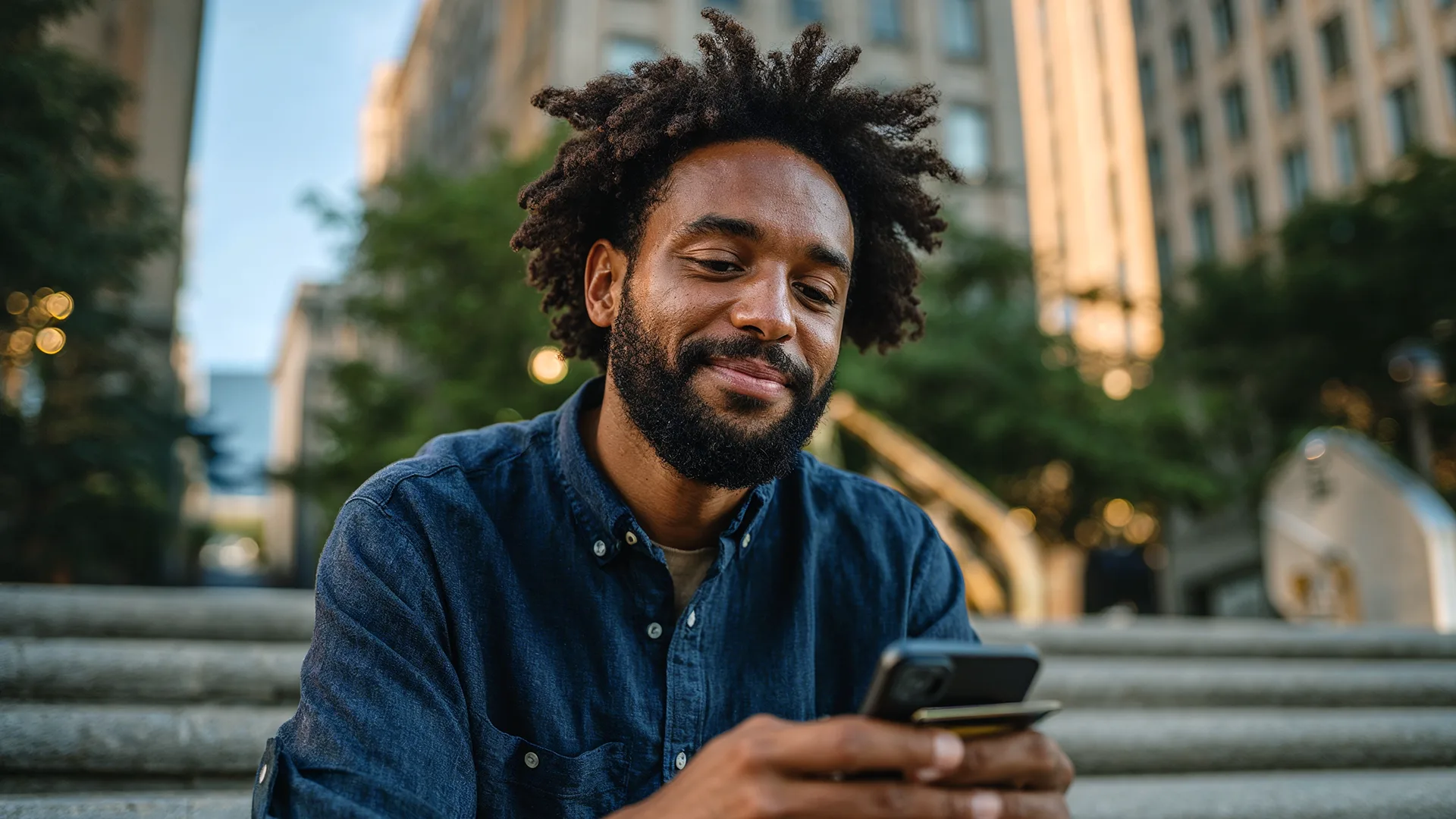 Pessoa sorrindo enquanto usa o celular.